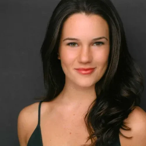 Amanda+Mitchell+—+Picture+&+Resume-1